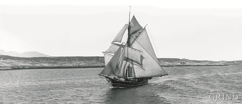 Hardangerjakt for fulle segl på Trøndelagskysten