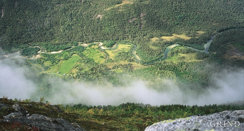 Æneselva buktar seg ned gjennom Ænesdalen.