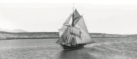 A Hardanger sloop in full sail on the Trøndelag coast. 