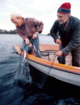 Nils Kvalvågnes og Ola R. Lygre på sildefiske i Lindåsosane