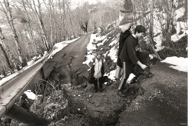 I februar 1998 måtte folket på Gjøn la bilen stå og i staden ta beina fatt forbi rasstaden.Vegen hadde hamna i Gjønavatnet. (Rune Sævig)