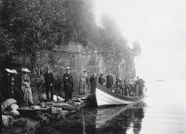 Familiane Hoff Rosenkrone og Weis Rosenkrone på tur med vengjebåten i 1890 