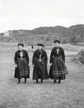 Helgekledde koner frå Landro kring 1937 