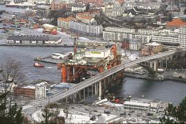Oljerigg i møte med Puddefjordsbroen etter stormen 23. januar 1994. (Helge Sunde)