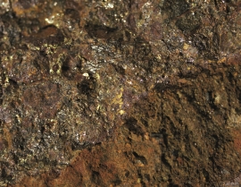 Malmen, som finst ovanfor gruvebygningane, er rusta på utsida