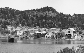 Sagvåg in the early 1900s, with the gate saw and the shipyard to the right in the picture.