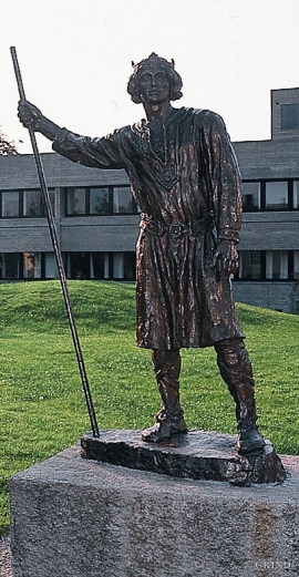 Statue of Magnus Erlingsson by the Town Hall in Etne. 