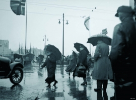 A rainy day at the Fish market, in the 1930s. (Alf Adriansen) 
