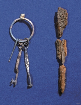 Bronze keys and remains of a wooden stick from Døso.