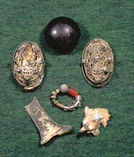 Finds from the woman’s grave at Trå.