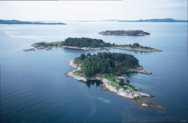 Three of the islands in the nature preserve: Litla Vesøya, Stora Vestøya and Lyngøy.