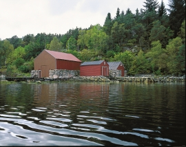 The walls in the boathouse in Hopssundet are built of red granite from Reksteren. 