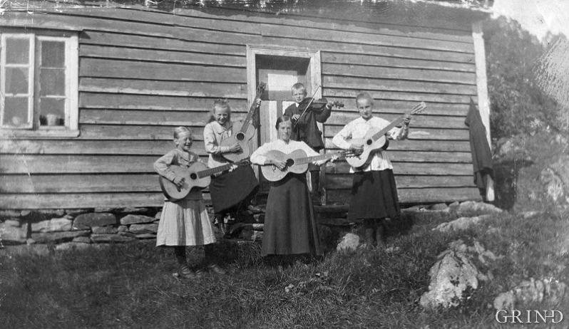 Ei kristen song- og musikkgruppe leia av Laura Bjørsvik, Lindås, ca. 1930