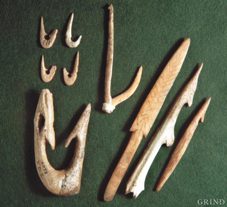 4-6000 år gamle harpunoddar og lystergaflar frå Skipshelleren