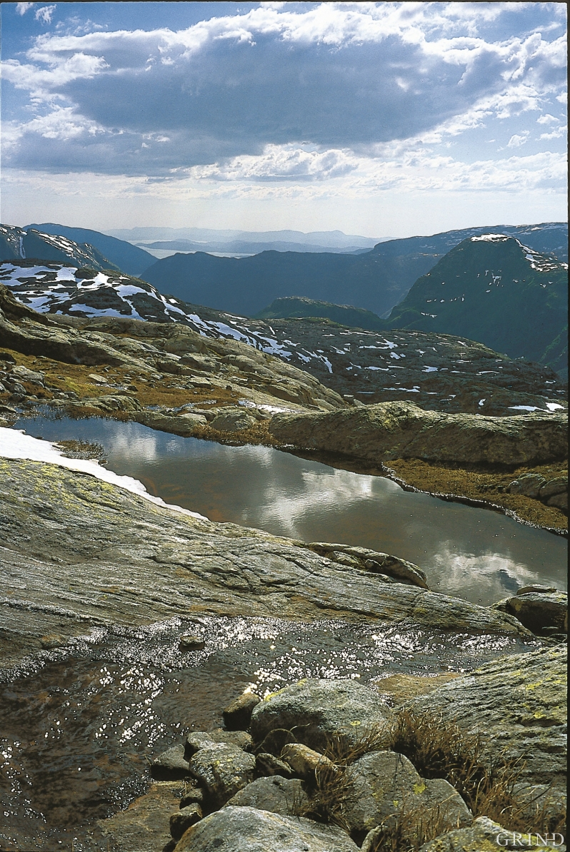 Fra fjellet foran Folgefonna, ovenfor Mauranger. Fjell er sterkt, men i det lange løp er vann sterkere – vannet filer og sliper gjennom millioner av år. (Svein Nord) 