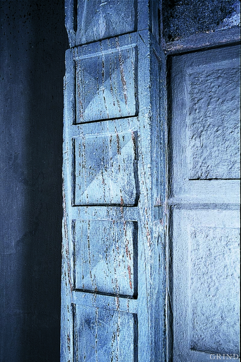 Steinen fra Gravdal, en myk grønn skifer, er brukt i gesimser og i dørportalen i Norges bank.